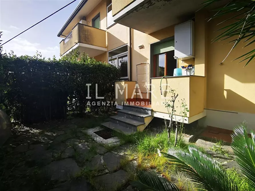 Immagine 1 di Appartamento in vendita  a Massa