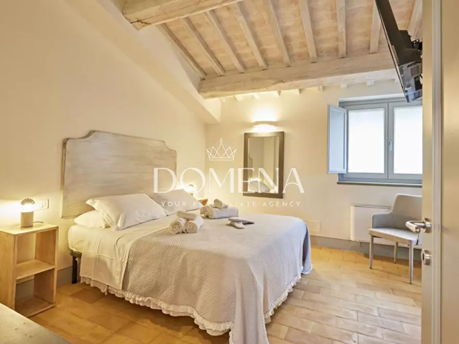 Immagine 11 di Villa in vendita  a Cortona