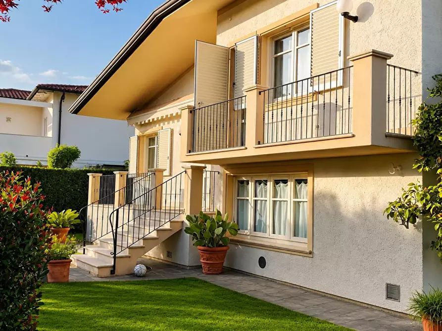 Immagine 1 di Villa in affitto  a Forte Dei Marmi
