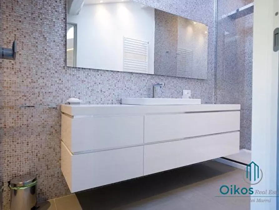 Immagine 11 di Mansarda in vendita  a Forte Dei Marmi