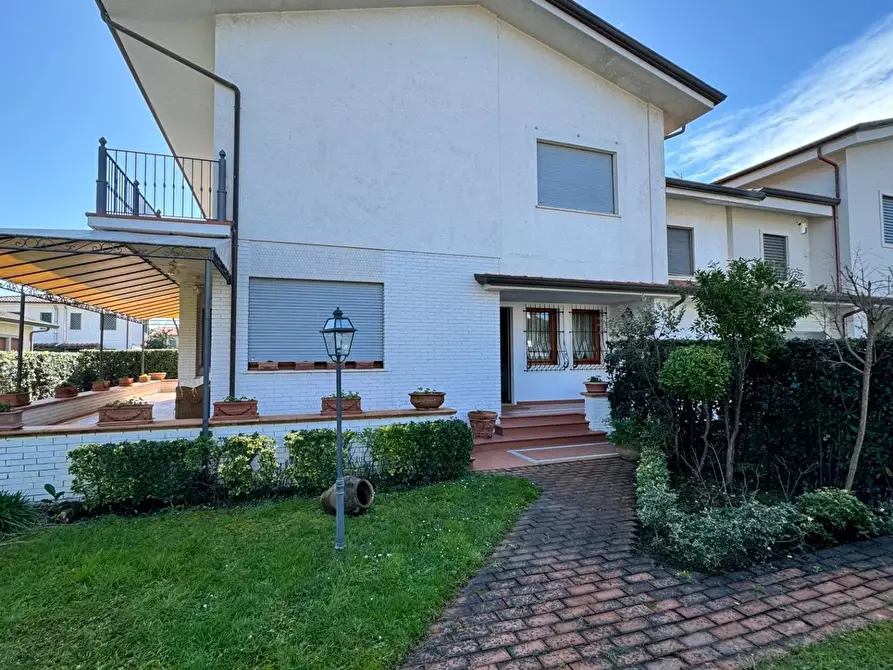 Immagine 1 di Casa indipendente in affitto  a Forte Dei Marmi