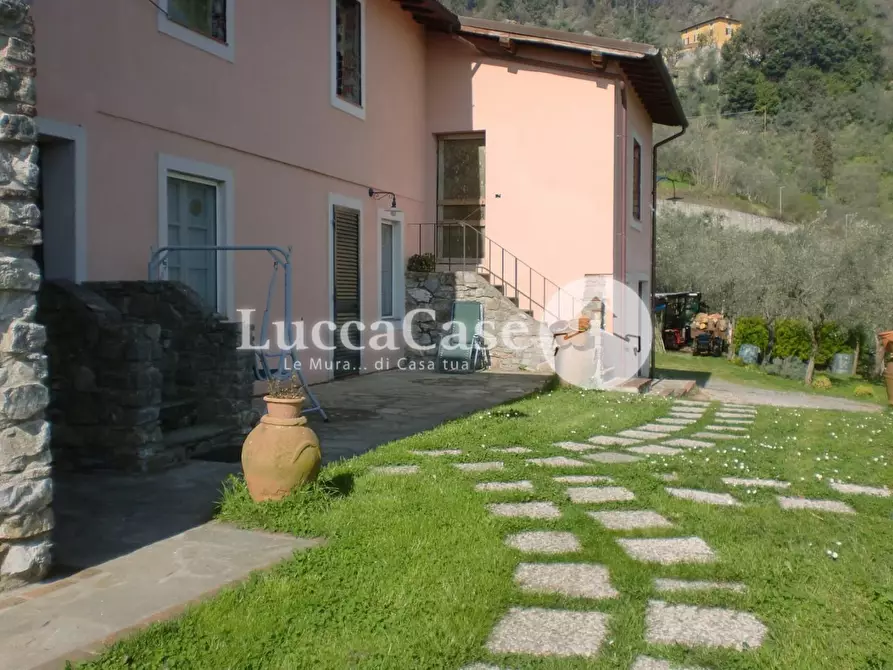 Immagine 1 di Casa colonica in vendita  a Camaiore