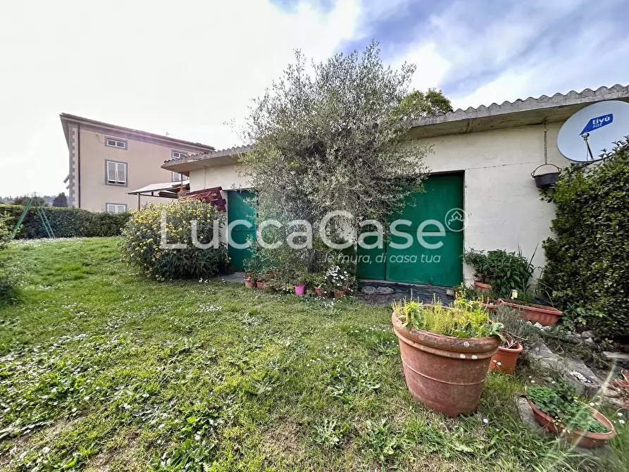 Immagine 31 di Appartamento in vendita  a Lucca