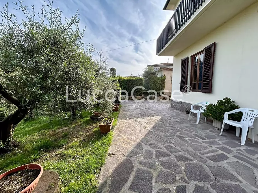 Immagine 28 di Appartamento in vendita  a Lucca