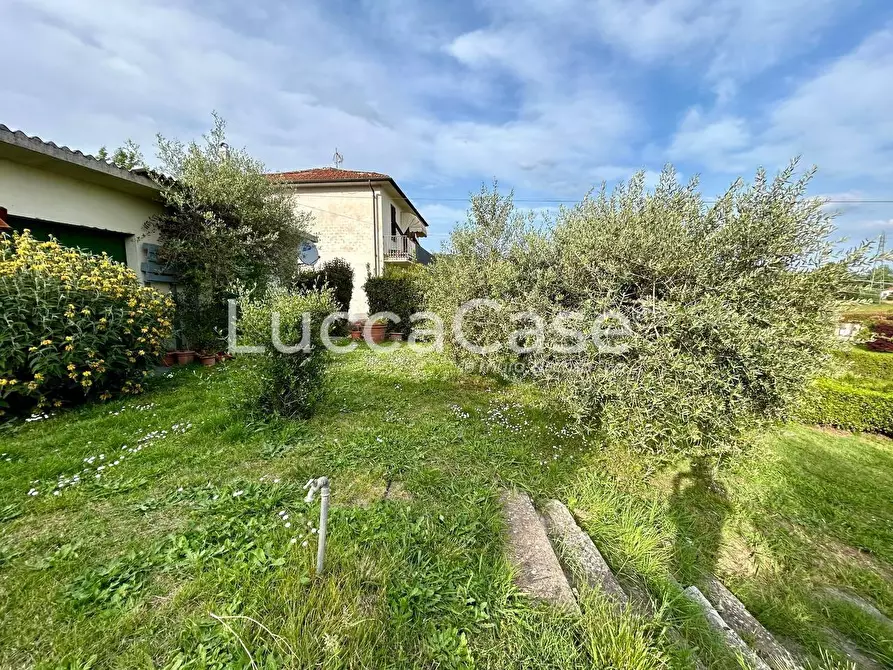 Immagine 37 di Appartamento in vendita  a Lucca