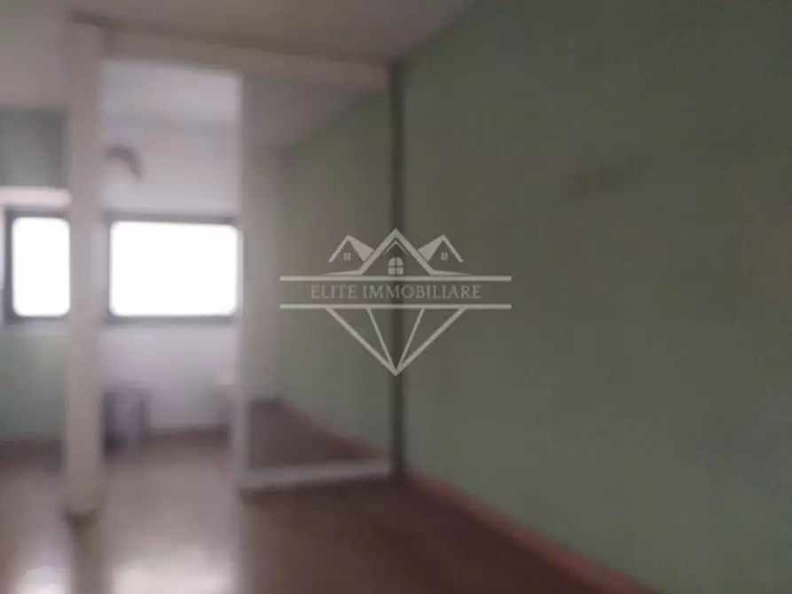 Immagine 6 di Locale commerciale in vendita  a Carrara