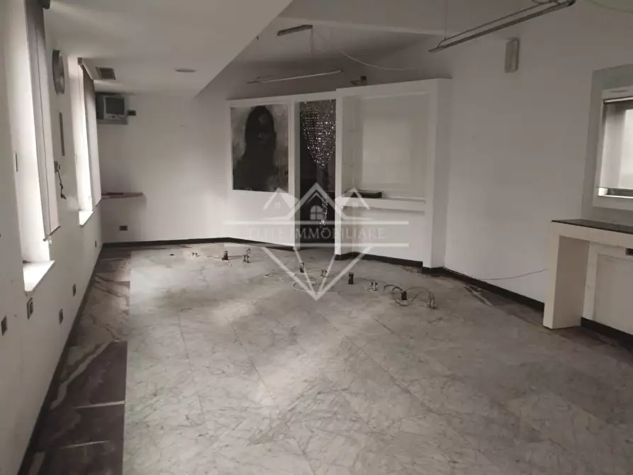 Immagine 11 di Locale commerciale in vendita  a Carrara