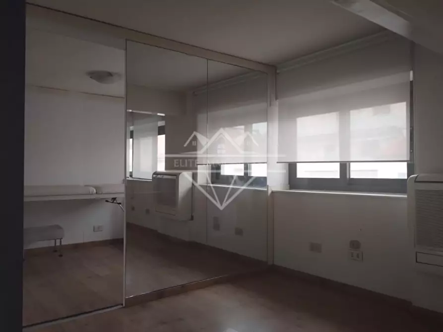 Immagine 3 di Locale commerciale in vendita  a Carrara