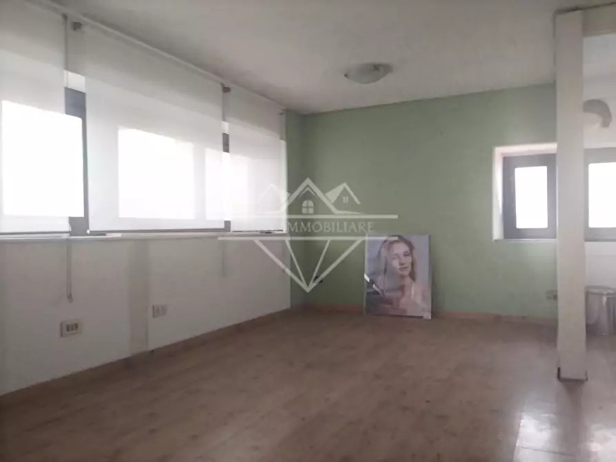 Immagine 7 di Locale commerciale in vendita  a Carrara