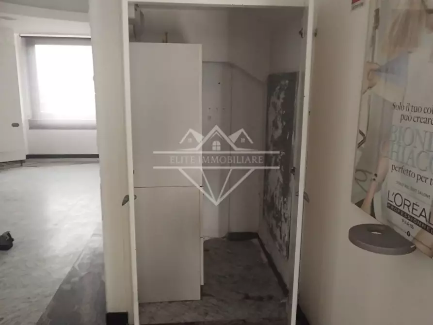 Immagine 8 di Locale commerciale in vendita  a Carrara