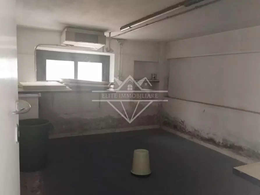 Immagine 9 di Locale commerciale in vendita  a Carrara