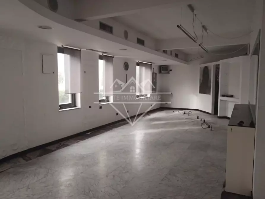 Immagine 2 di Locale commerciale in vendita  a Carrara