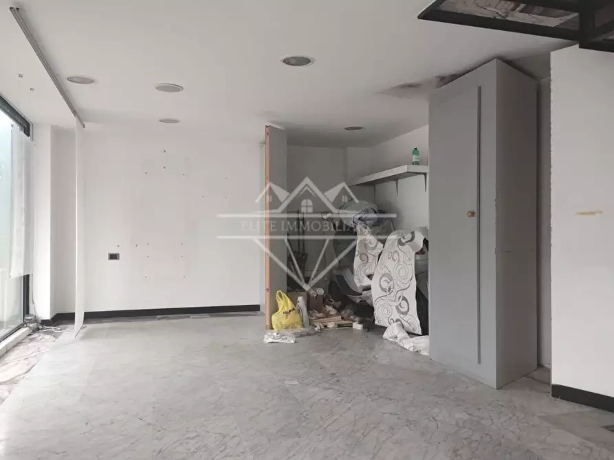 Immagine 5 di Locale commerciale in vendita  a Carrara