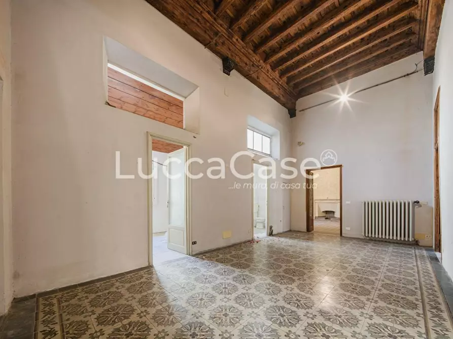 Immagine 19 di Appartamento in vendita  a Lucca