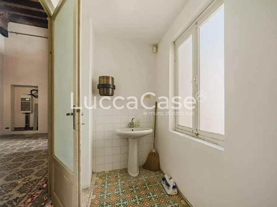 Immagine 20 di Appartamento in vendita  a Lucca