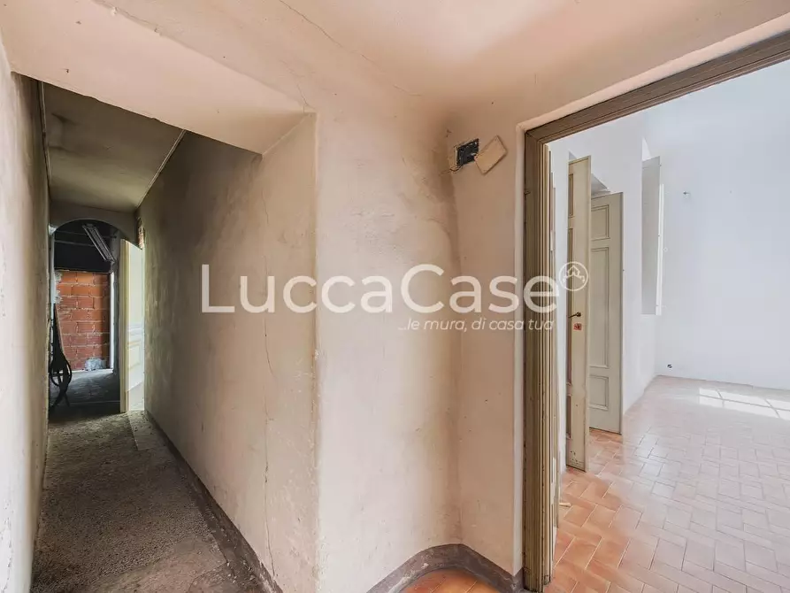 Immagine 21 di Appartamento in vendita  a Lucca