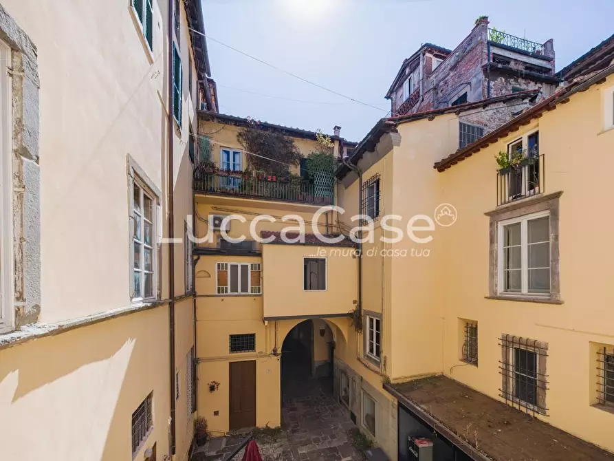 Immagine 23 di Appartamento in vendita  a Lucca