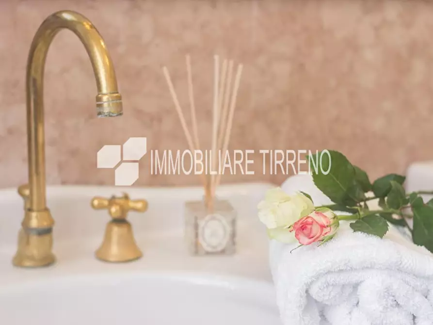 Immagine 15 di Porzione di casa in vendita  a Massa