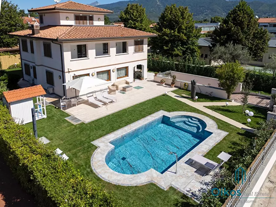 Immagine 1 di Villa in affitto  a Forte Dei Marmi