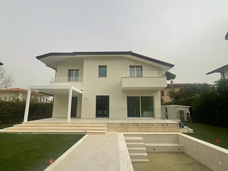 Immagine 1 di Villa in affitto  a Pietrasanta
