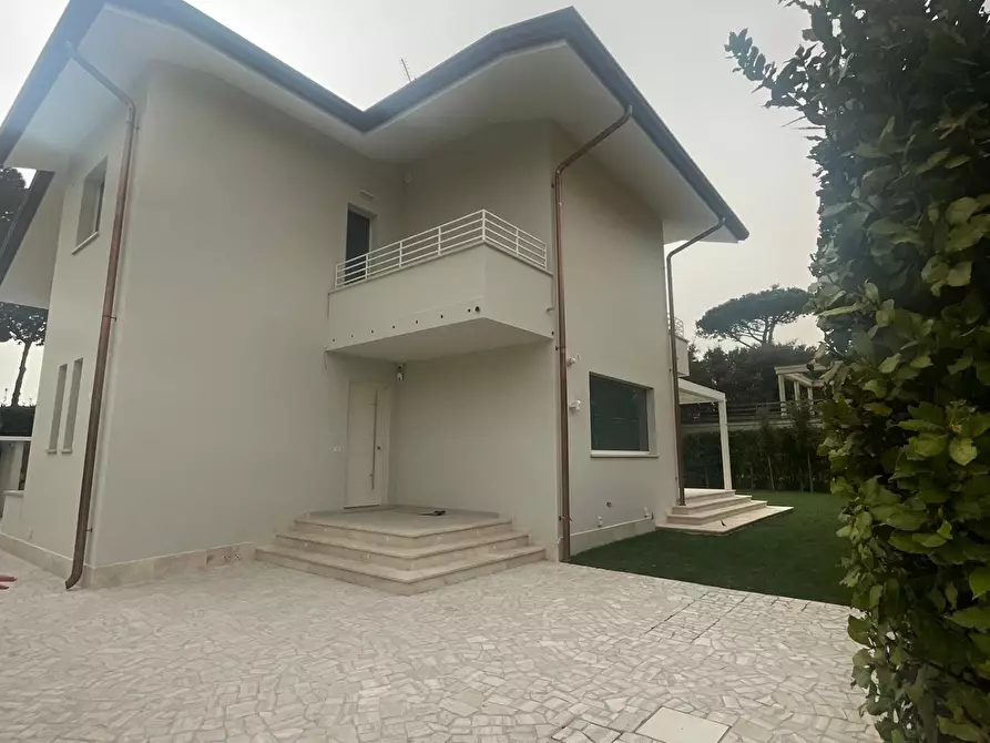 Immagine 38 di Villa in affitto  a Pietrasanta