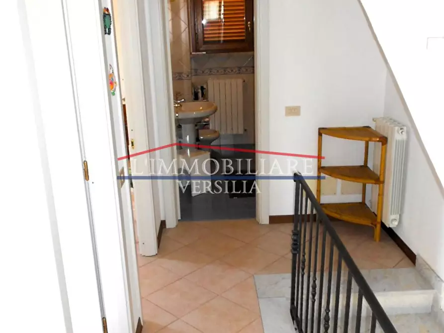 Immagine 21 di Villetta a schiera in vendita  a Montignoso