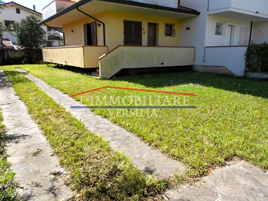 Immagine 37 di Villetta a schiera in vendita  a Montignoso