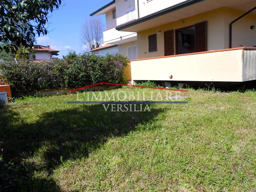 Immagine 39 di Villetta a schiera in vendita  a Montignoso