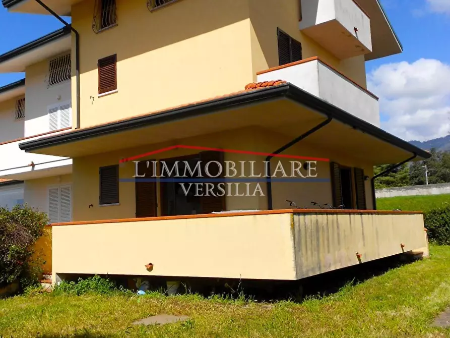 Immagine 36 di Villetta a schiera in vendita  a Montignoso