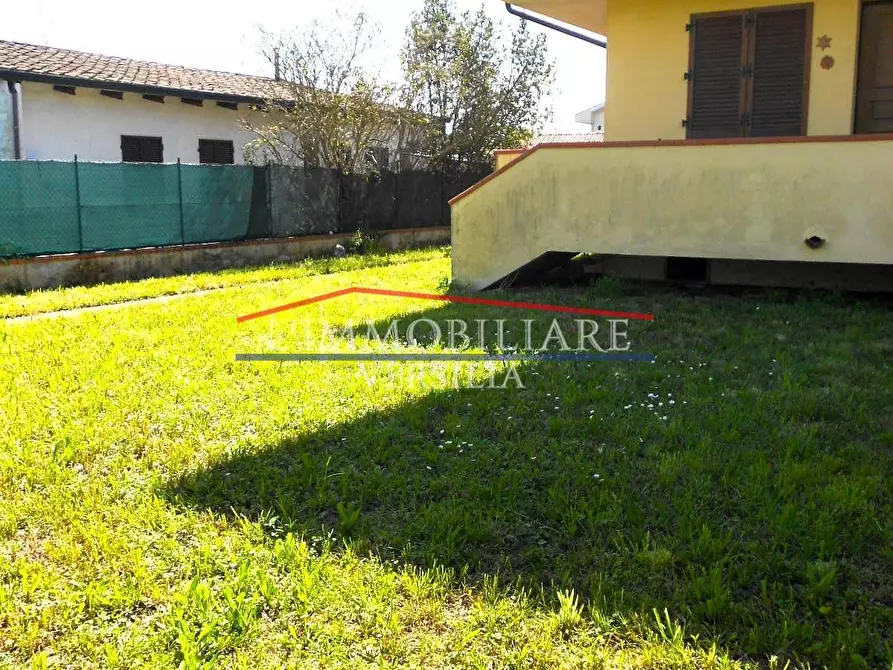 Immagine 3 di Villetta a schiera in vendita  a Montignoso