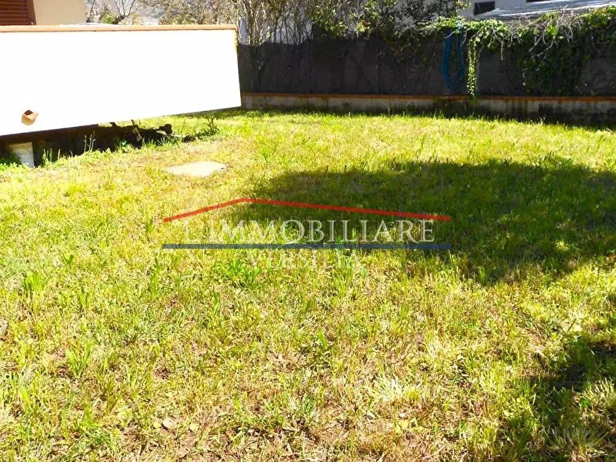 Immagine 35 di Villetta a schiera in vendita  a Montignoso