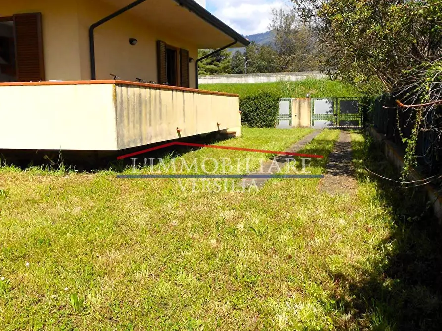 Immagine 38 di Villetta a schiera in vendita  a Montignoso