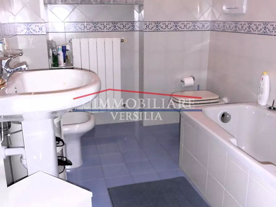 Immagine 30 di Villetta a schiera in vendita  a Montignoso