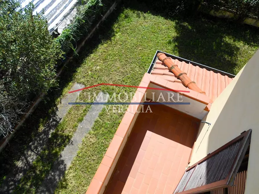 Immagine 26 di Villetta a schiera in vendita  a Montignoso