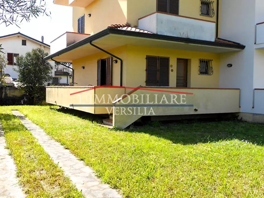 Immagine 1 di Villetta a schiera in vendita  a Montignoso