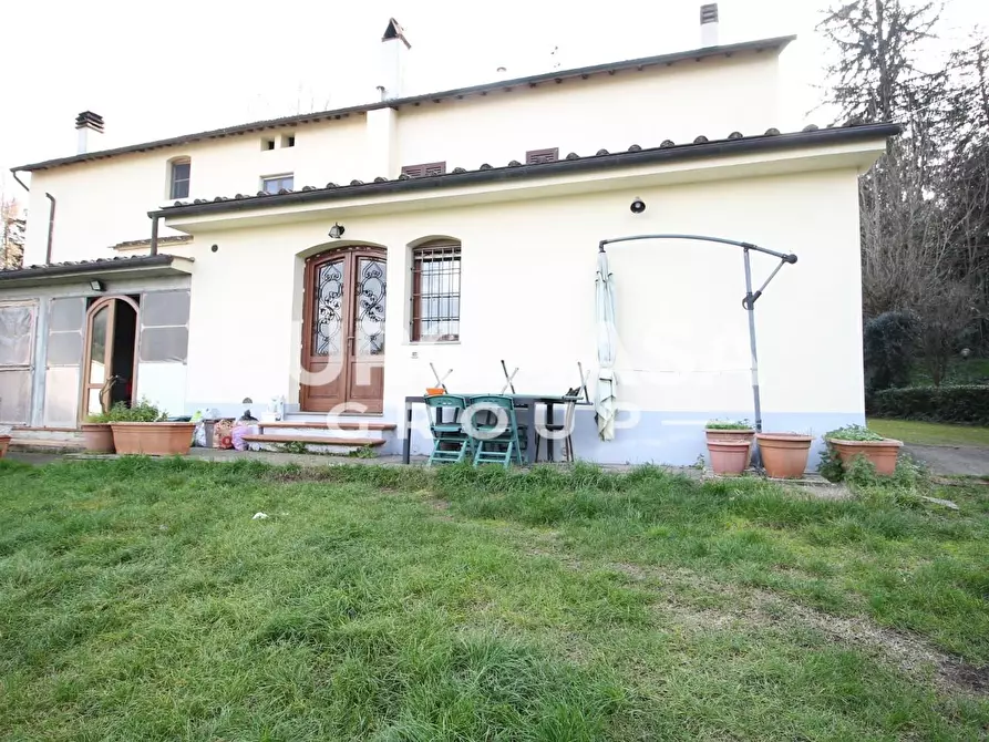 Immagine 1 di Villa in vendita  a Lucca