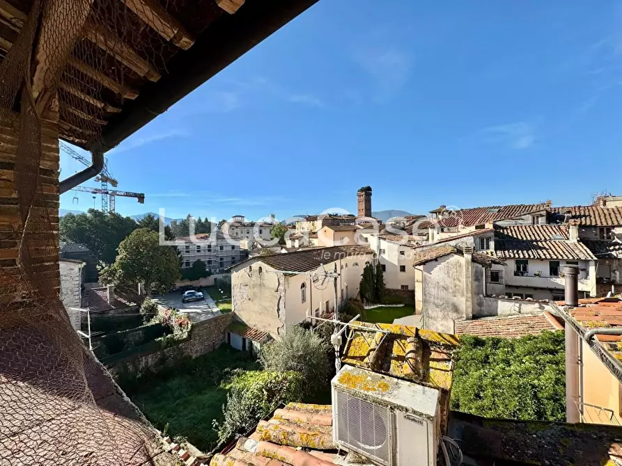 Immagine 2 di Mansarda in vendita  a Lucca