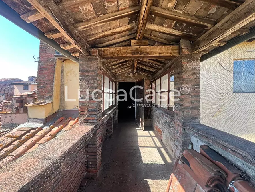 Immagine 1 di Mansarda in vendita  a Lucca