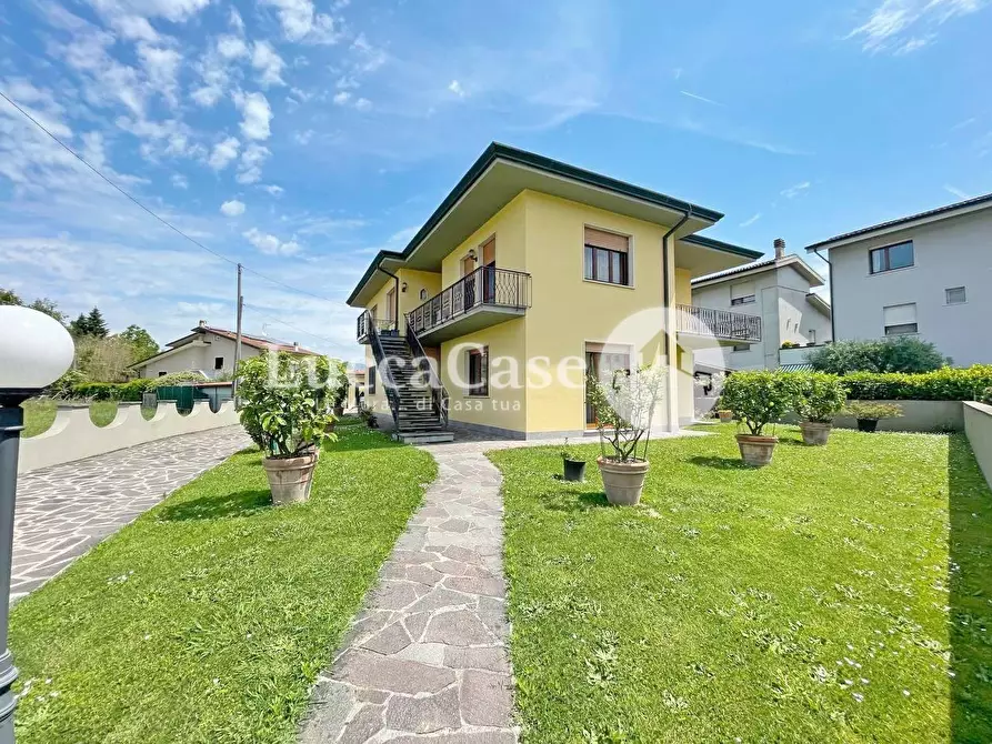 Immagine 1 di Casa bifamiliare in vendita  a Lucca