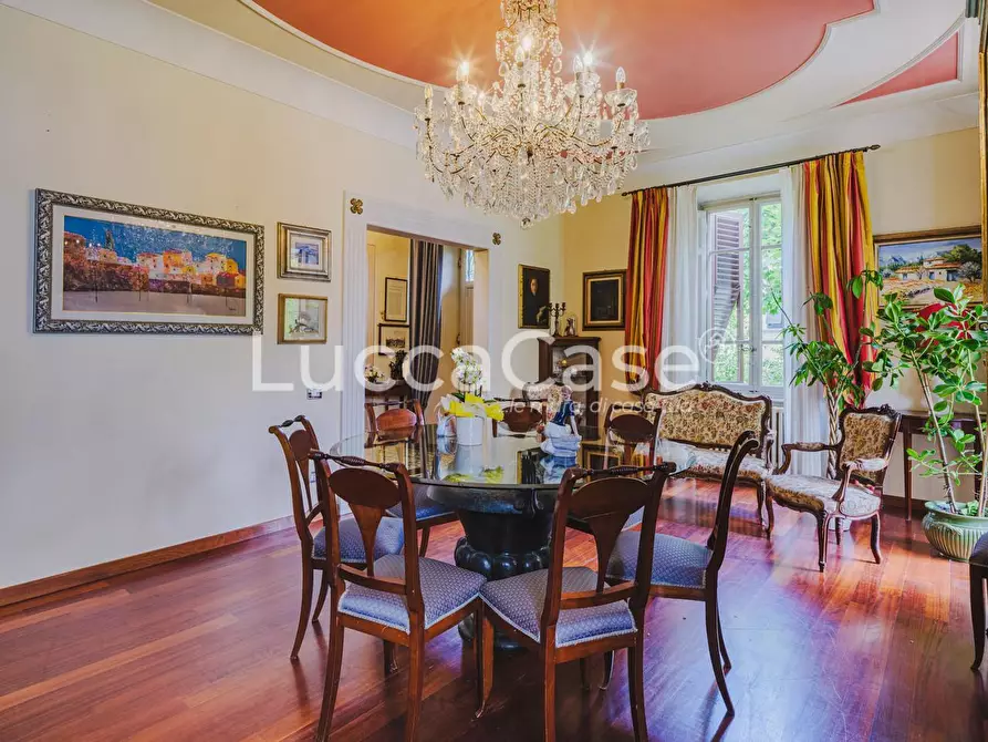 Immagine 4 di Villa in vendita  a Lucca