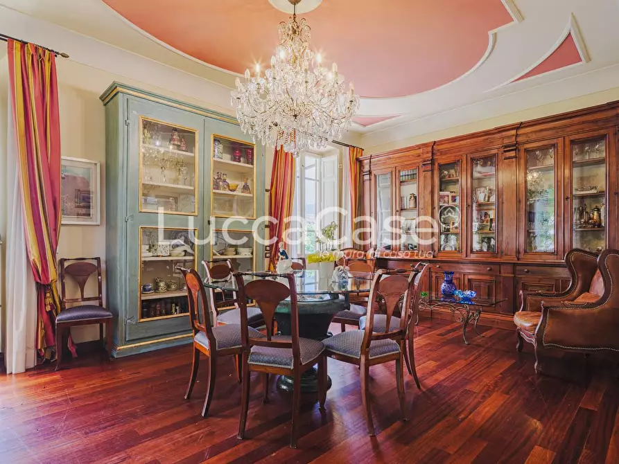 Immagine 3 di Villa in vendita  a Lucca