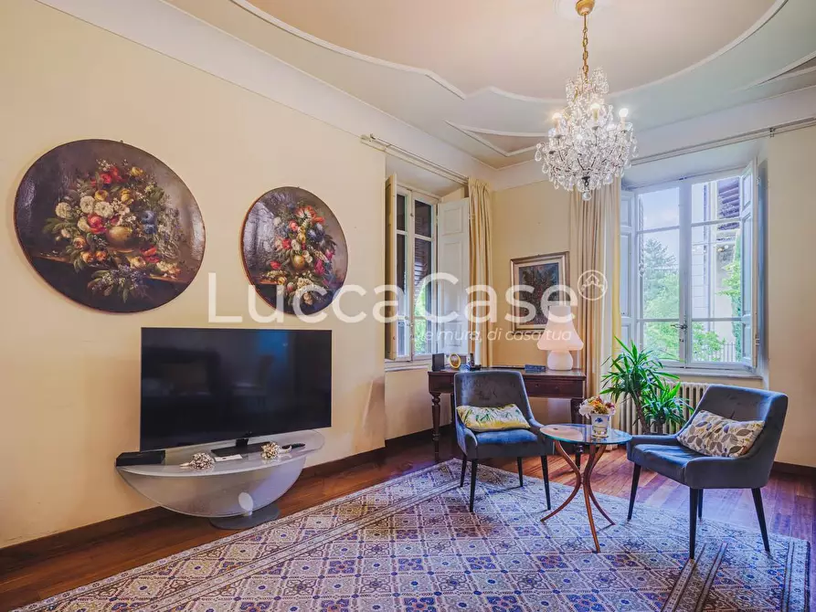 Immagine 6 di Villa in vendita  a Lucca