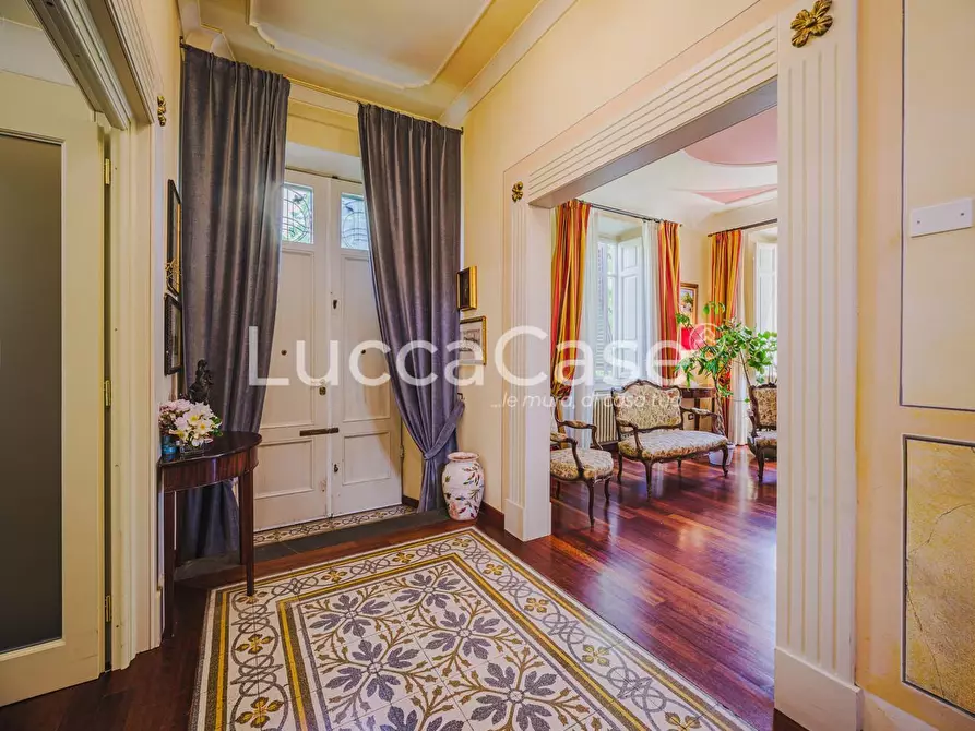 Immagine 2 di Villa in vendita  a Lucca