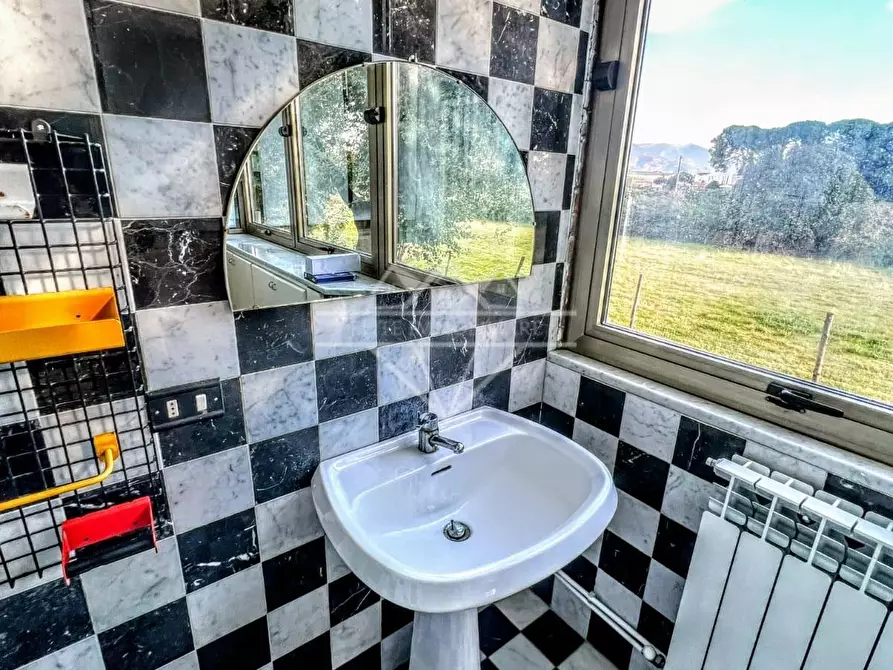 Immagine 12 di Appartamento in affitto  a Carrara