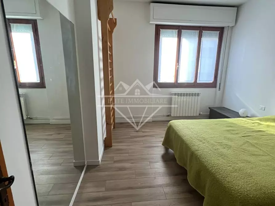 Immagine 11 di Appartamento in affitto  a Carrara