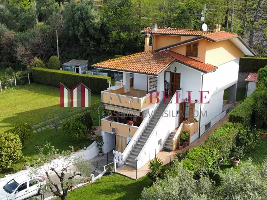 Immagine 1 di Villa in vendita  a Massarosa