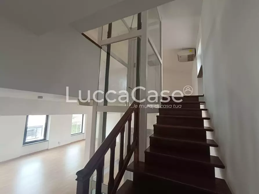 Immagine 22 di Locale commerciale in vendita  a Lucca