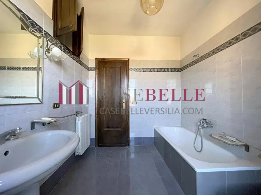 Immagine 38 di Casa bifamiliare in vendita  a Camaiore