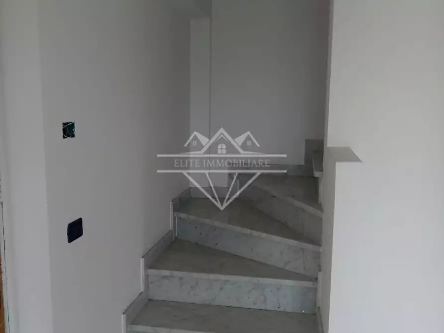 Immagine 17 di Villetta a schiera in vendita  a Carrara