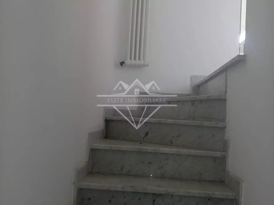 Immagine 16 di Villetta a schiera in vendita  a Carrara